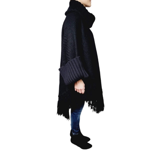 AUTHENTIC DOLCE & GABBANA Blk Wool Poncho w/ Sleeves and Fringe Sz 6 (42 EU) - Picture 8 of 12